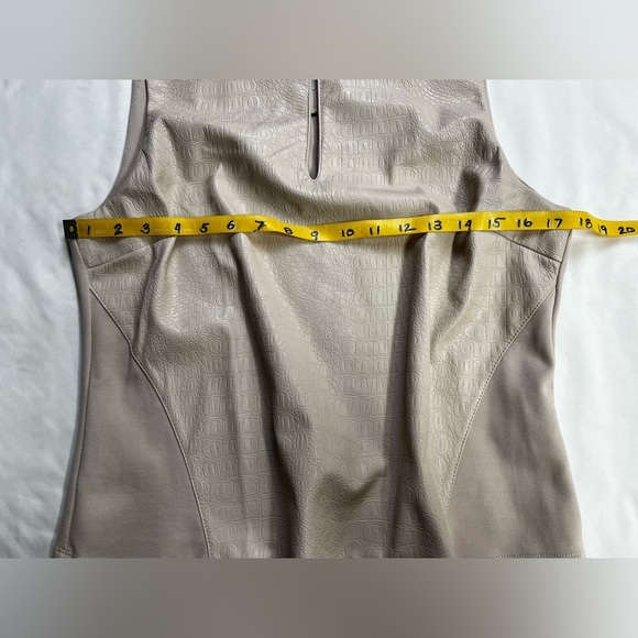 MARC‎ NEW YORK Beige crocodile print keyhole front sleeveless top size M. - Picture 10 of 11
